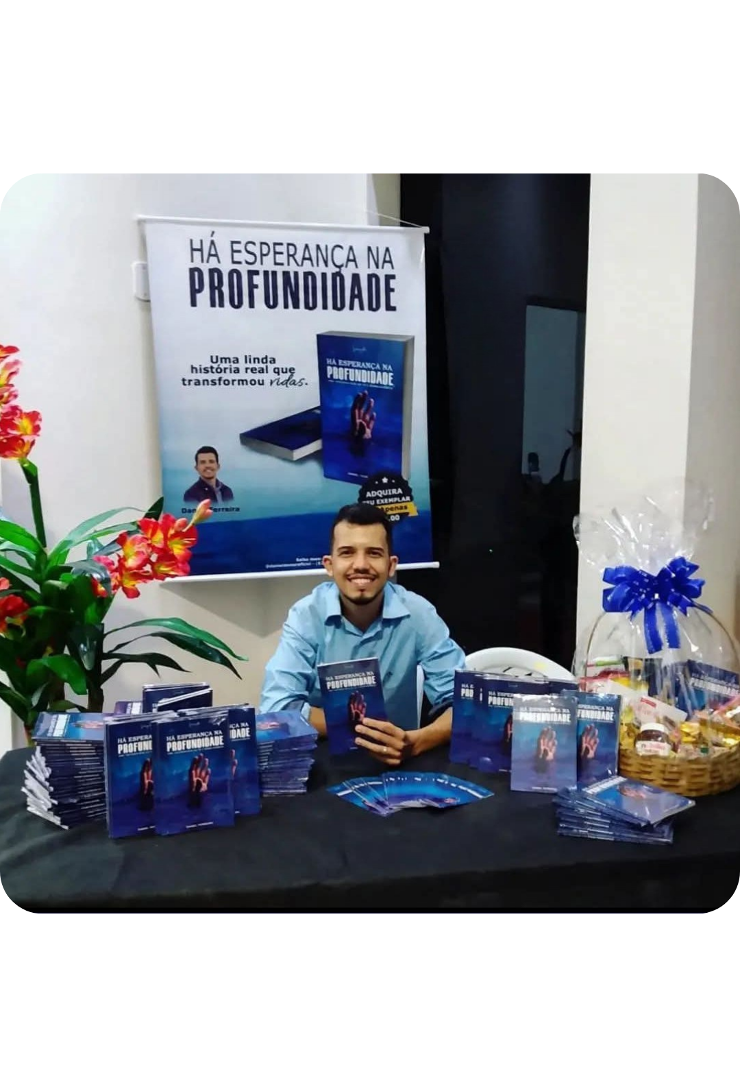 Daniel Ferreira em noite de autógrafos do livro