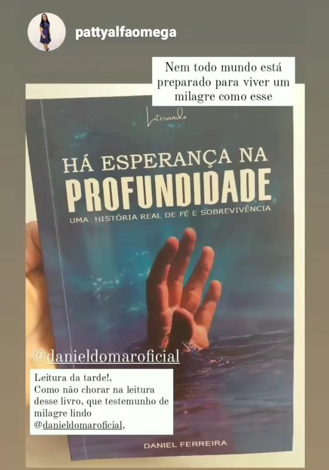 Depoimento de leitora segurando o livro